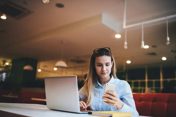 Basso Angolo Focalizzata Freelance Femminile Abito Casual Con Occhiali Vista — Foto Stock