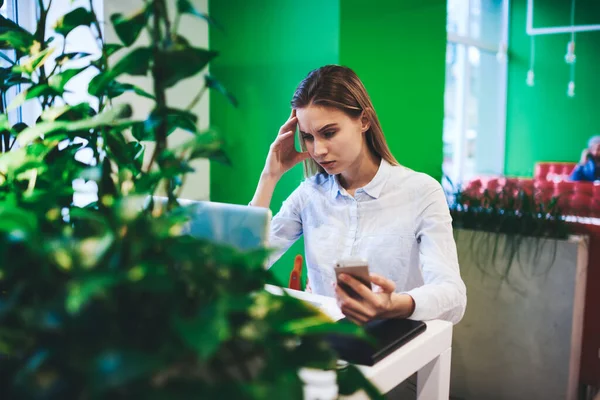 Jeune Femme Concentrée Avec Les Cheveux Longs Smartphone Main Assis — Photo