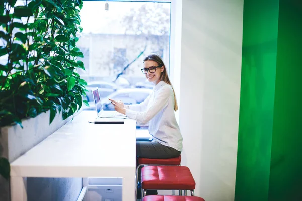 Vista Lateral Freelancer Femenina Feliz Ropa Casual Mensajes Gafas Teléfono —  Fotos de Stock