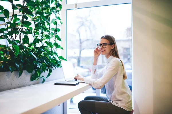 Side View Satisfied Woman Casual Wear Eyeglasses Looking Away Typing — Stock Photo, Image