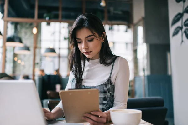 Ernste Remote Arbeiterin Lässigem Outfit Die Café Mit Klemmbrett Sitzt — Stockfoto