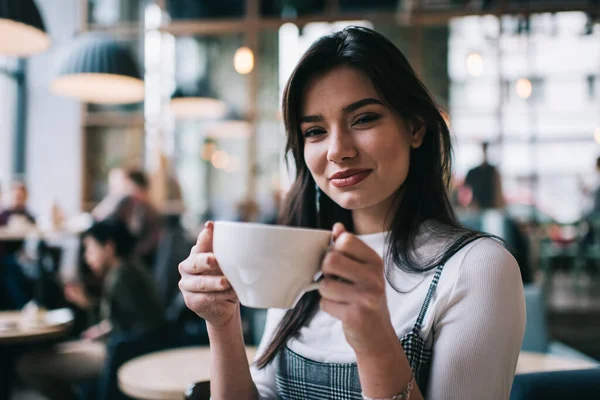 Gelukkig Vrouw Casual Kleding Kijken Naar Camera Terwijl Zitten Met — Stockfoto