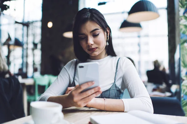 Concentrated Female Freelancer Text Messaging Cellphone While Sitting Table Cup — Stock Photo, Image