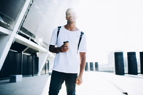 Niedriger Winkel Eines Jungen Fröhlichen Afroamerikaners Lässigem Outfit Und Rucksack — Stockfoto