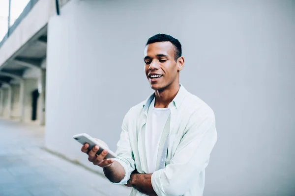 Joven Hombre Negro Confiado Mensajes Texto Informales Teléfono Celular Mientras — Foto de Stock