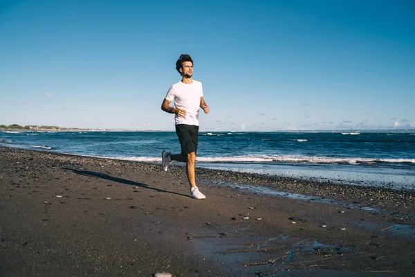 Joven Deportista Larga Duración Entrenamiento Ropa Deportiva Corriendo Solo Playa — Foto de Stock