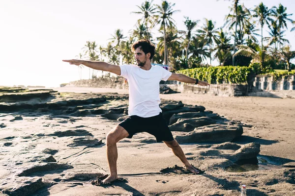 Full Length Focused Barefoot Man Activewear Doing Warrior Pose Seaside — Stock Photo, Image