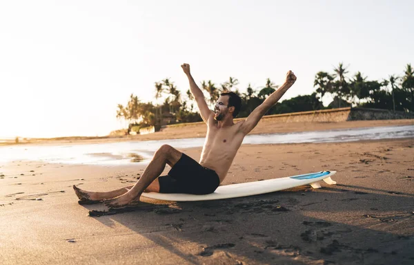 Spännande Surfare Kille Sitter Professionell Surfbräda Och Höja Händerna Luften — Stockfoto