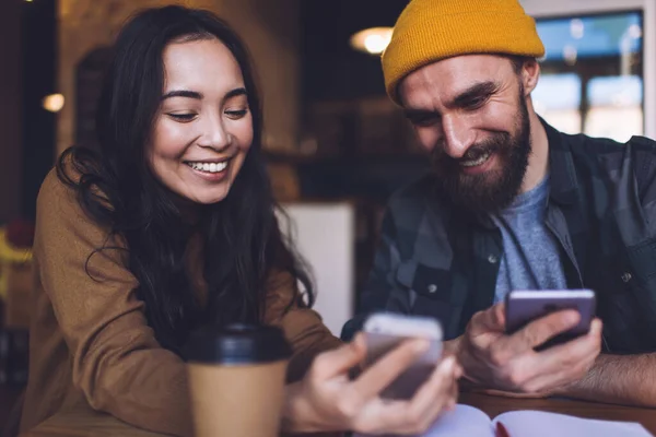 Casal Multirracial Positivo Sentado Mesa Madeira Cafetaria Moderna Com Xícara — Fotografia de Stock