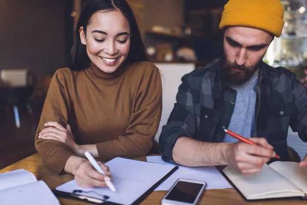 Exitosos Estudiantes Masculinos Femeninos Sentados Mesa Cafetería Preparándose Para Examinar —  Fotos de Stock