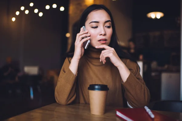 Estudante Feminina Pensive Usando Gadget Smartphone Para Fazer Conversa Consultoria — Fotografia de Stock