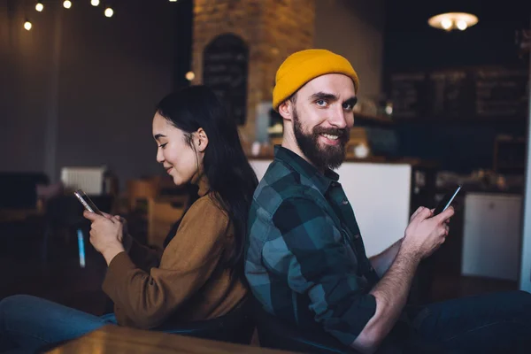 Portret Van Vrolijke Mannelijke Gebruiker Met Smartphone Apparaat Hand Glimlachen — Stockfoto