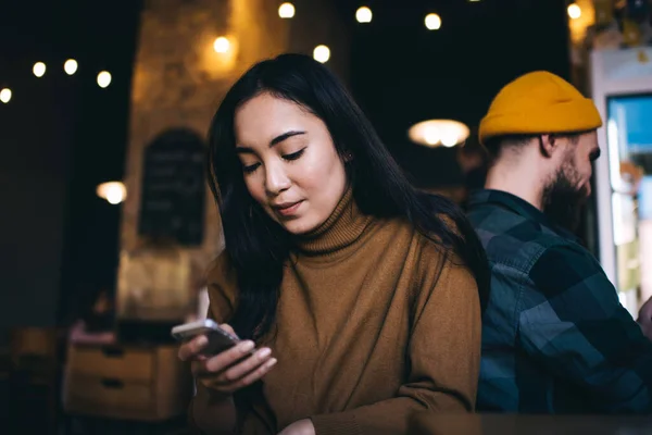 Mladý Pár Neformálním Oblečení Závislý Používání Mobilních Telefonů Zatímco Sedí — Stock fotografie