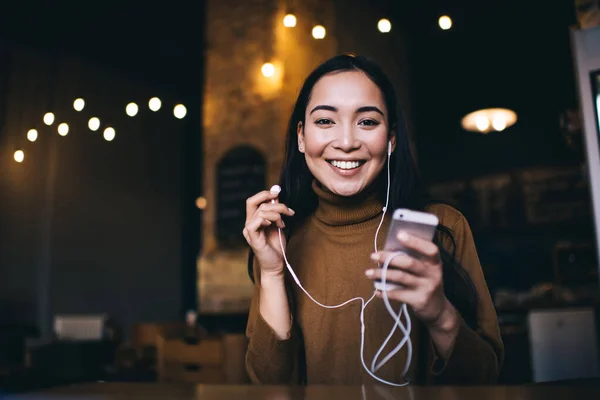 Ung Leende Kvinna Avslappnade Kläder Glatt Lyssnar Musik Mobiltelefon Medan — Stockfoto