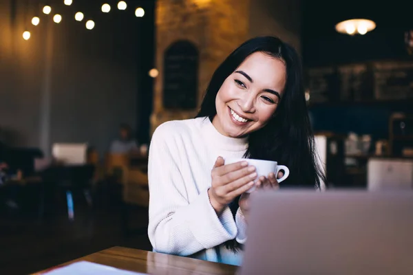 Mujer Feliz Suéter Blanco Con Taza Bebida Caliente Sonriendo Mientras — Foto de Stock