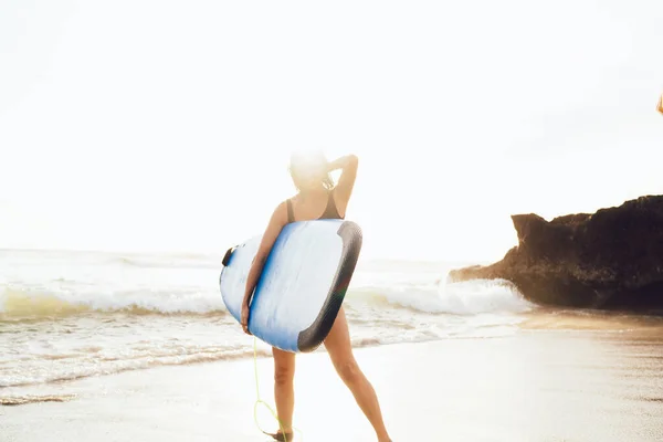Anonymer Surfer Mit Surfbrett Berührt Haare Sandstrand Meer Gegen Felsen — Stockfoto