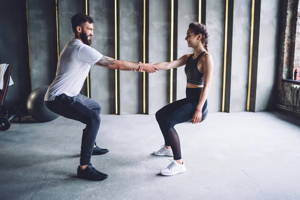 Atletas Caucásicos Felices Del Varón Mujer Que Gozan Del Entrenamiento — Foto de Stock