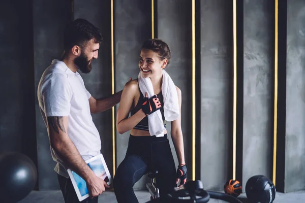 快乐的高加索男性教练对女性客户的工作感到满意 在积极的谈话中给出了建议 英俊的运动员在训练后支持他的女朋友 享受与他人的健身 — 图库照片