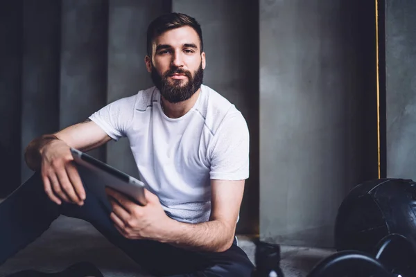 Retrato Medio Cuerpo Del Guapo Atleta Masculino Usando Una Tableta — Foto de Stock