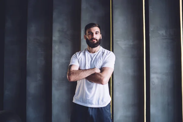 Young Bearded Man Sportswear Standing Arms Crossed Free Time Workout — Stock Photo, Image