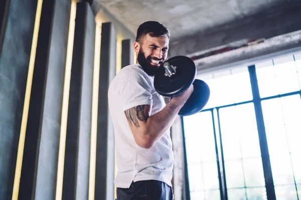 Jeune Homme Faible Angle Vêtements Sport Avec Effort Soulevant Haltère — Photo