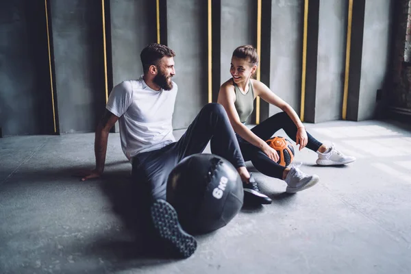 Corpo Inteiro Homem Mulher Esportivos Alegres Sportswear Sentado Chão Descansando — Fotografia de Stock