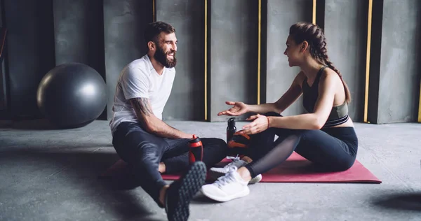 Alegre Hombres Mujeres Hipsters Amigos Tener Conversación Descanso Durante Entrenamiento — Foto de Stock