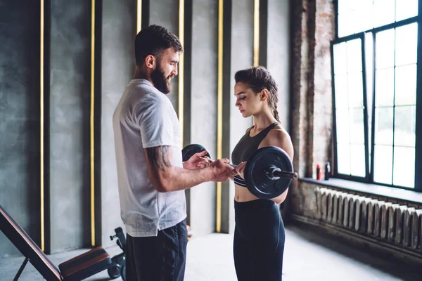 Instructor Masculino Musculoso Barbudo Que Entrena Mujer Joven Aptitud Con —  Fotos de Stock