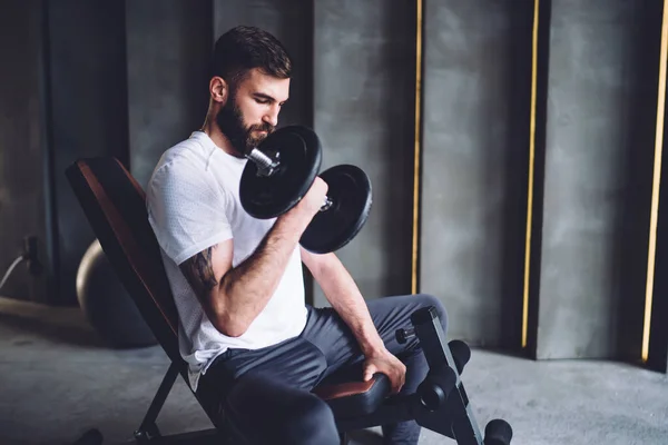 Homme Caucasien Déterminé Tenue Active Travaillant Sur Les Muscles Biceps — Photo