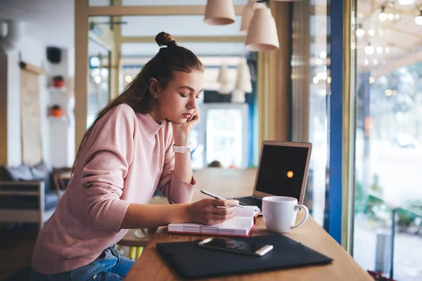 Vista Laterale Della Giovane Operaia Concentrata Distanza Abiti Casual Che — Foto Stock