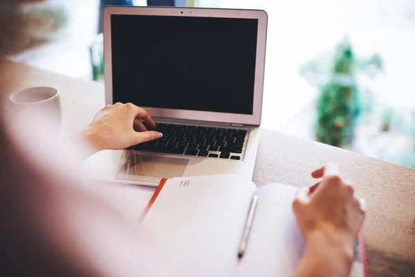 Mulher Irreconhecível Digitando Laptop Com Tela Preta Teclado Preto Colocado — Fotografia de Stock