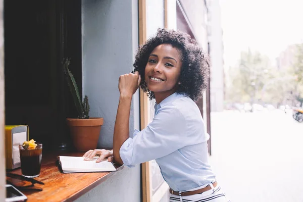 Romantico Nero Ben Vestito Sorridente Femmina Piedi Con Libro Fuori — Foto Stock