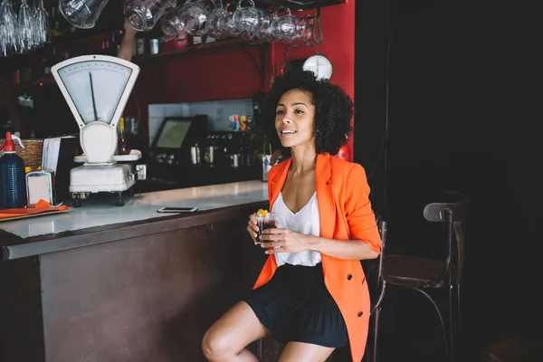 Позитивна Молода Етнічна Леді Модному Повсякденному Одязі Склянкою Свіжого Коктейлю — стокове фото