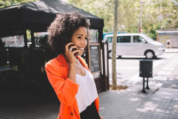 Ung Afroamerikansk Kvinna Trendig Outfit Med Fluffigt Hår Talar Smartphone — Stockfoto