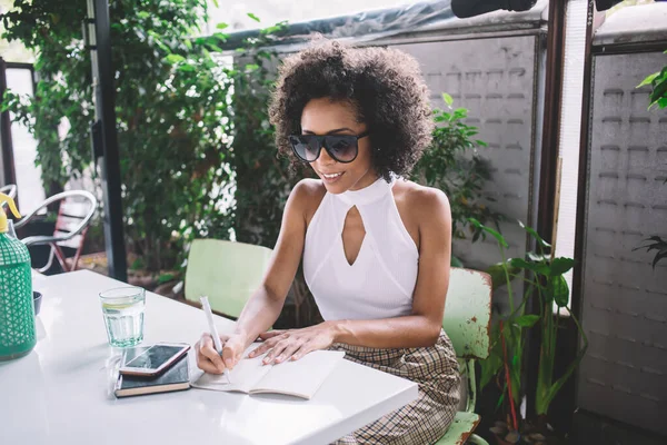 Etnische Vrouw Met Zonnebril Zittend Aan Tafel Met Glas Water — Stockfoto