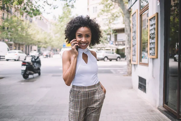 Весела Молода Афроамериканка Кучерявим Волоссям Посміхається Розмовляючи Мобільному Телефону Вулиці — стокове фото