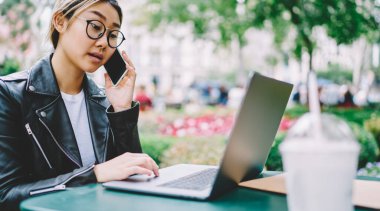 Çinli serbest yazar dizüstü bilgisayarında metin fikirleriyle çalışıyor ve uzaktan çalışma arkadaşını plan tartışmaya çağırıyor, gözlüklü genç öğrenci ve netbook 'tan öğreniyor.