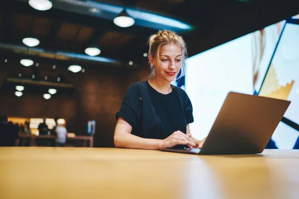 Blanke Vrouwelijke Freelancer Met Behulp Van Laptop Applicatie Voor Update — Stockfoto