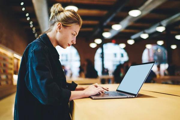Profissional Feminino Qualificado Usando Mock Laptop Para Navegar Informações Criar — Fotografia de Stock