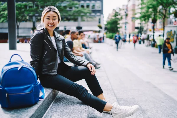 Porträtt Glada Japanska Kvinnliga Turist Trendiga Läder Jacka Vilar Efter — Stockfoto