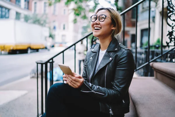 Веселая Блоггерша Тысячелетия Технологией Смартфонов Сидящая Городской Лестнице Смеющаяся Счастливая — стоковое фото
