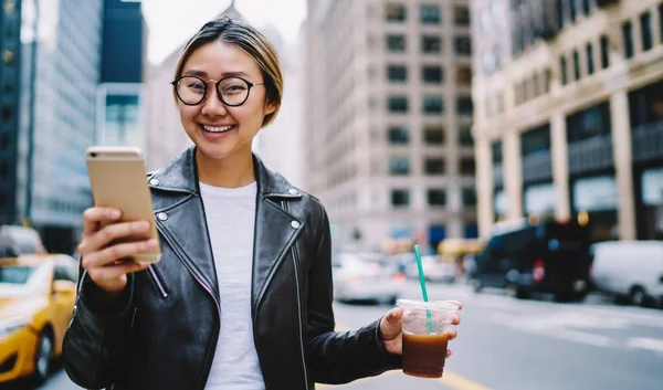 Poloviční Portrét Veselý Hipster Dívka Brýlích Příslušenství Drží Smartphone Gadget — Stock fotografie
