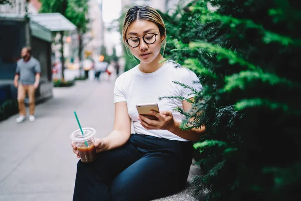 Millennial Hipster Flicka Trendiga Glasögon Kontrollera Innehåll Text För Att — Stockfoto