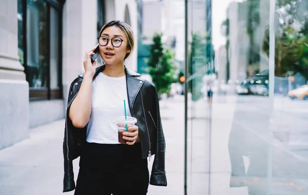 Asiatisk Kvinnlig Turist Glasögon Diskuterar Resa Internationella Smartphone Konversation Japanska — Stockfoto
