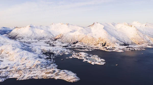 冬天覆盖着白雪的雄伟峡山的鸟瞰景象令人叹为观止 空中风景岩石峰峦 风景秀丽的自然景观 被北欧海环绕的罗浮敦岛 — 图库照片