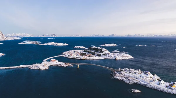 ノルウェーの海に囲まれた白い雪に覆われたロフテン諸島の息をのむような鳥の目の景色 小さな都市インフラとパノラマ島の風景のドローンからの空中ビュー — ストック写真