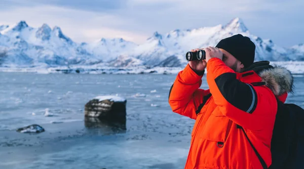 Hombre Con Chaqueta Cálida Brillante Con Mochila Mirando Hacia Otro —  Fotos de Stock