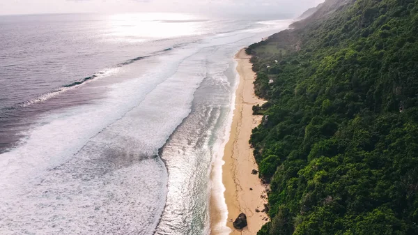 Drohnenblick Malerische Landschaft Der Sandküste Mit Grauen Meereswellen Die Bewölkten — Stockfoto