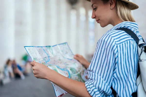 Vista Trasera Viajera Femenina Concentrada Comprobando Ruta Mapa Descansando Cerca —  Fotos de Stock
