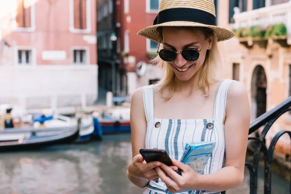 Giovane Turista Sorridente Abito Cappello Con Occhiali Vista Utilizzando Smartphone — Foto Stock